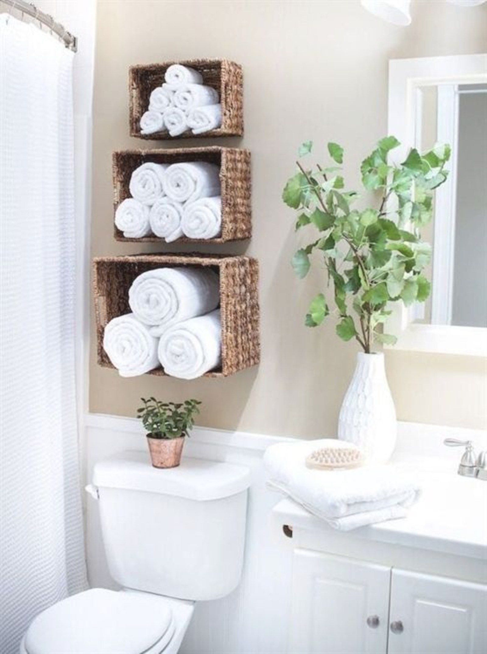 IDEAS PARA DECORAR UN BAÑO PEQUEÑO Many-people-often-overlooked-vanity-cabinets-when-they-decorate-cef4a9e50c7b16fead029318cd68532aa-1596712840