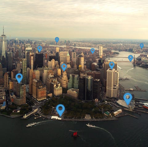 GOOGLE sabe más de ti que tú mismo Map pin flat in New York city scape and network connection concept.
