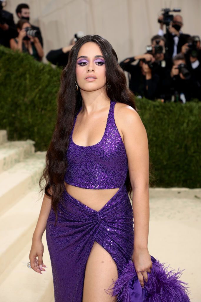 Camila Cabello luce un maquillaje de ojos violeta en la Gala MET