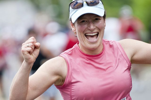 vrouw loopt gemiddelde tijd halve marathon