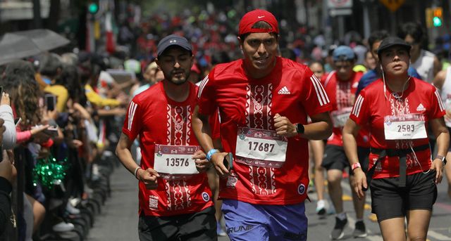 varios participantes en el maratón de ciudad de méxico 2022