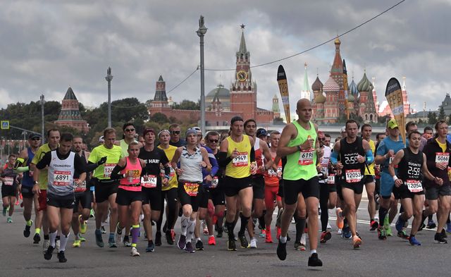 varios de los 22000 corredores que formaron parte del maratón de moscú 2020 corren por delante de la plaza roja