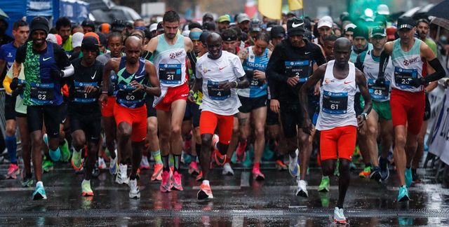 los atletas toman la salida de la zurich maratón de san sebastián, cuyo vencedor ha resultado el corredor etíope kindie derseh
