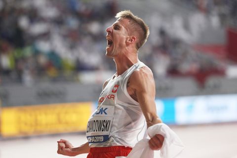 el atleta polaco marcin lewandowski celebra su bronce en los 1500 metros del mundial de doha 2019