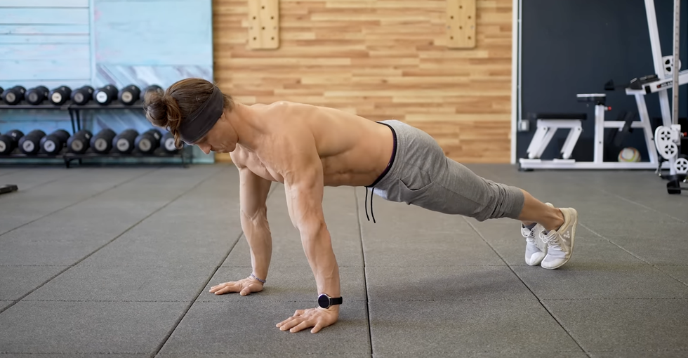 A Helpful Bodybuilding Coach Shares How one can Level Up 7 Popular Moves thumbnail