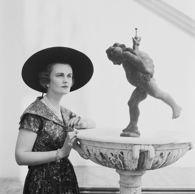 british socialite margaret campbell, duchess of argyll 1912   1993 wearing printed dress and gainsborough hat, uk, 6th august 1955 original publication picture post   7934   report on the london season   pub 1955 photo by bert hardypicture posthulton archivegetty images