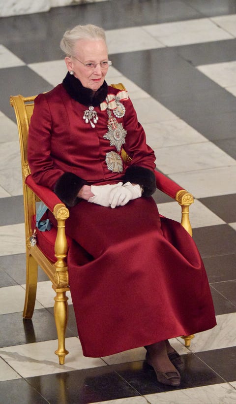 la soberana danesa sentada en un salón de su palacio
