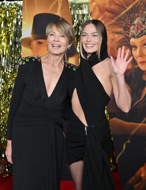 margot robbie junto a su madre en la premier de babylon