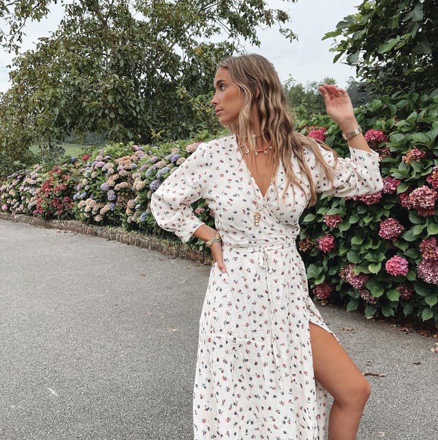 María Pombo con vestido campestre cruzado blanco largo de flores María Pombo con vestido campestre cruzado blanco largo de flores