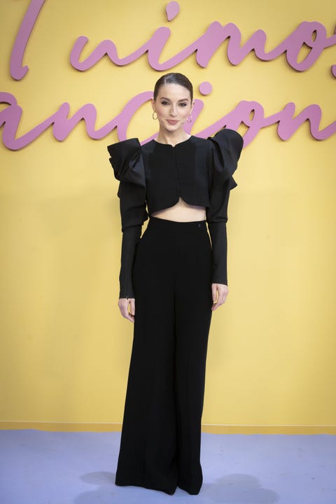 María Valverde con un look negro de crop top de Carolina Herrera