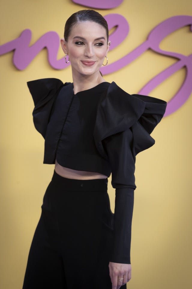 María Valverde con un look negro de crop top de Carolina Herrera