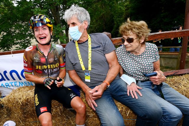 marianne vos met haar ouders na winst in de etappe en de gele trui in de tour de france femmes 2022