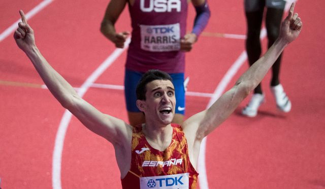 mariano garcía celebra el triunfo en el mundial de belgrado en los 800 metros