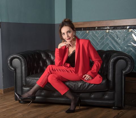 la veterana actriz italiana con un traje pantalón en color rojo y top en color negro