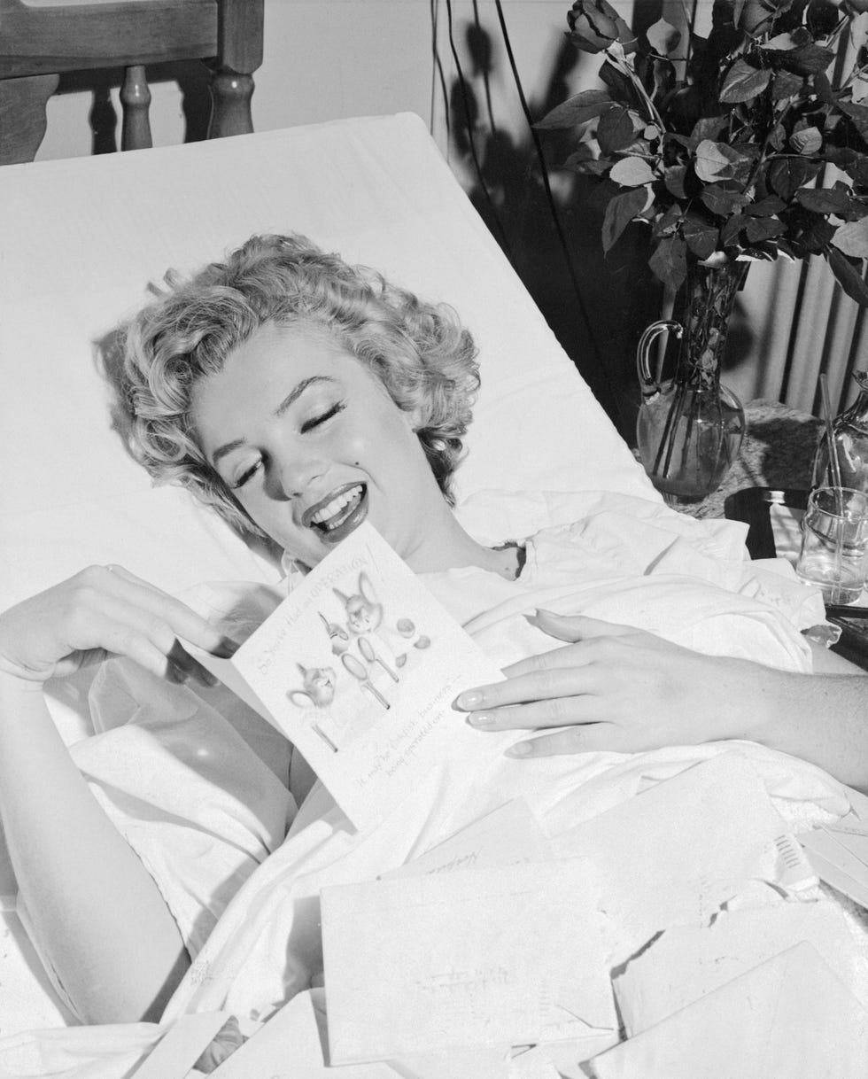 https://hips.hearstapps.com/hmg-prod.s3.amazonaws.com/images/marilyn-monroe-in-bed-1519757037.jpg?crop=1xw:1xh;center,top&resize=980:*