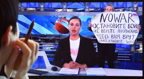 marina ovsyannikova holding a sign