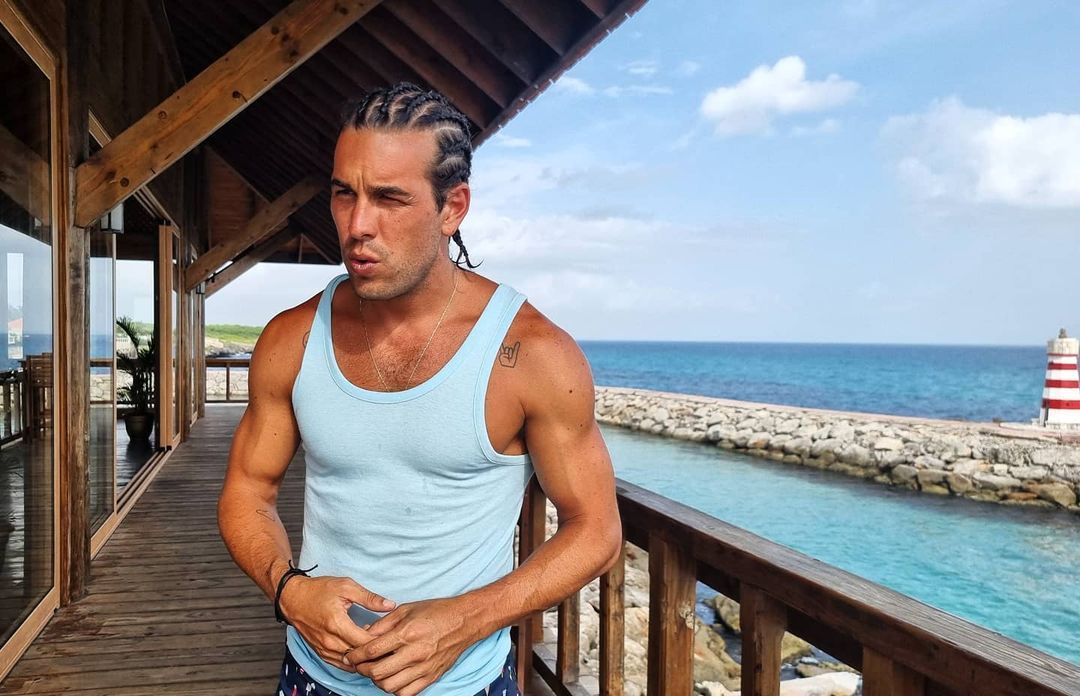 Mario Casas se hace trenzas por todo el pelo