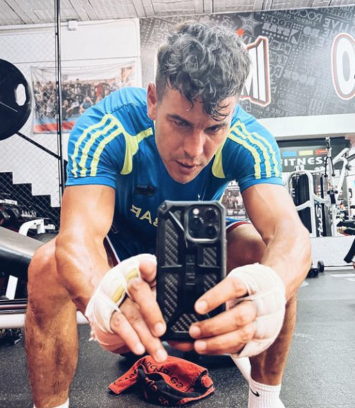 Los bíceps de Mario Casas no paran de crecer en el gimnasio