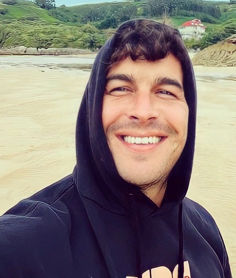 La increíble espalda de boxeador de Mario Casas en la playa