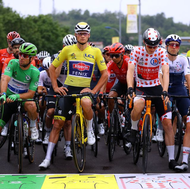 tour de france renners aan de start van de etappe in de gele, groene, witte en bolletjes trui