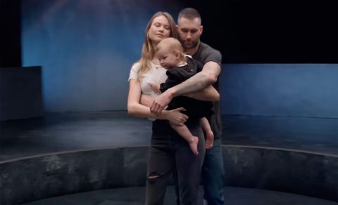 Adam Levine con Behati Prinsloo y su hija Dusty Rose en el videoclip 'Girls Like You' de Maroon 5
