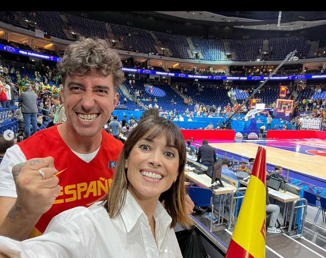 marron, de 'el hormiguero', y arancha morales presentan a su hijo