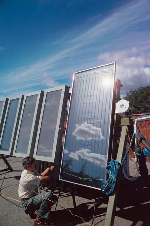 cientista verificando painéis solares
