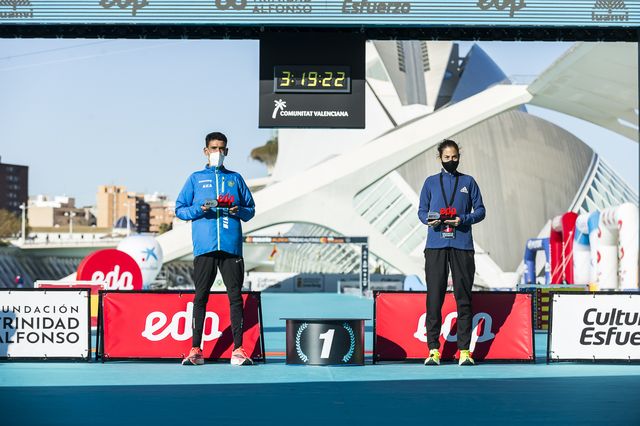 ayad lamdassem y marta galimany recogen sus trofeos edp a los mejores españoles en el maratón de valencia