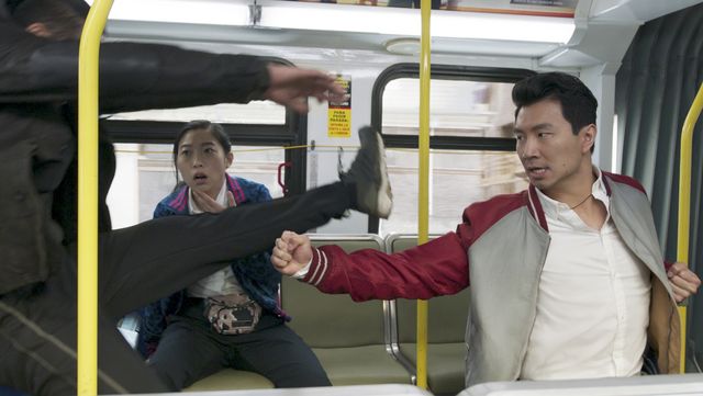 awkwafina y simu liuf en la escena de la pelea del autobús de la película de marvel shang chi y la leyenda de los diez anillos