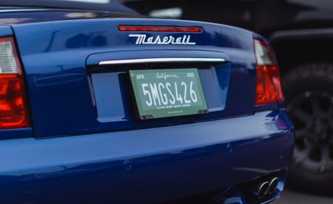 plaque d'immatriculation numérique sur maserati