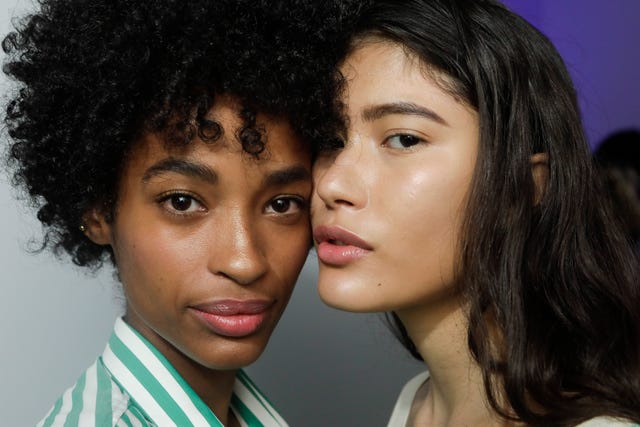 マスク着用によるニキビ マスクネができたら止めるべき5つのこと ハーパーズ バザー Harper S Bazaar 公式 マスク着用によるニキビ マスクネができたら止めるべき5つのこと ハーパーズ バザー Harper S Bazaar 公式