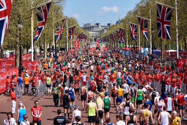 miles de corredores abarrotan las calles de londres durante el maratón de abril de 2018