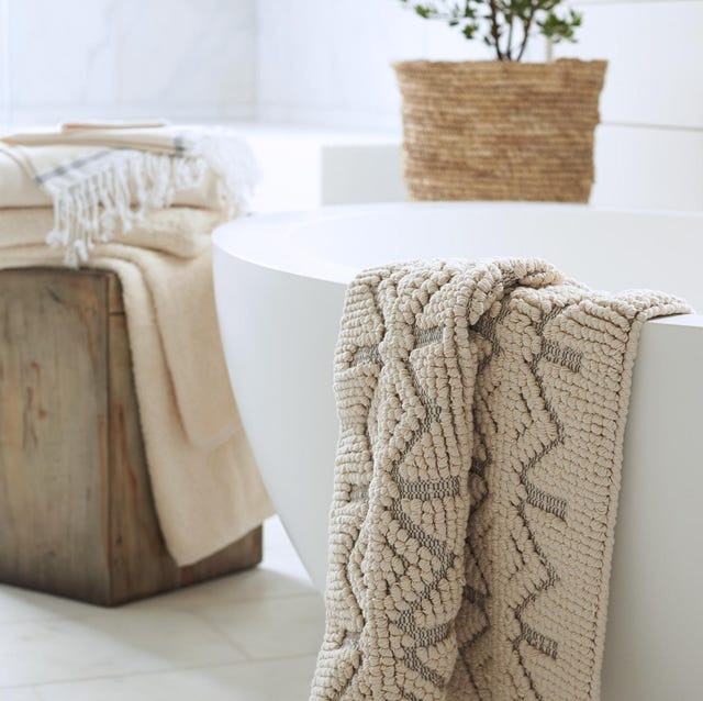 bathroom rugs and toilet seat covers