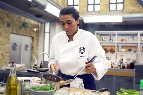 Nikita, ganadora de Masterchef The Professionals 2022, cocinando durante una de las series del programa.