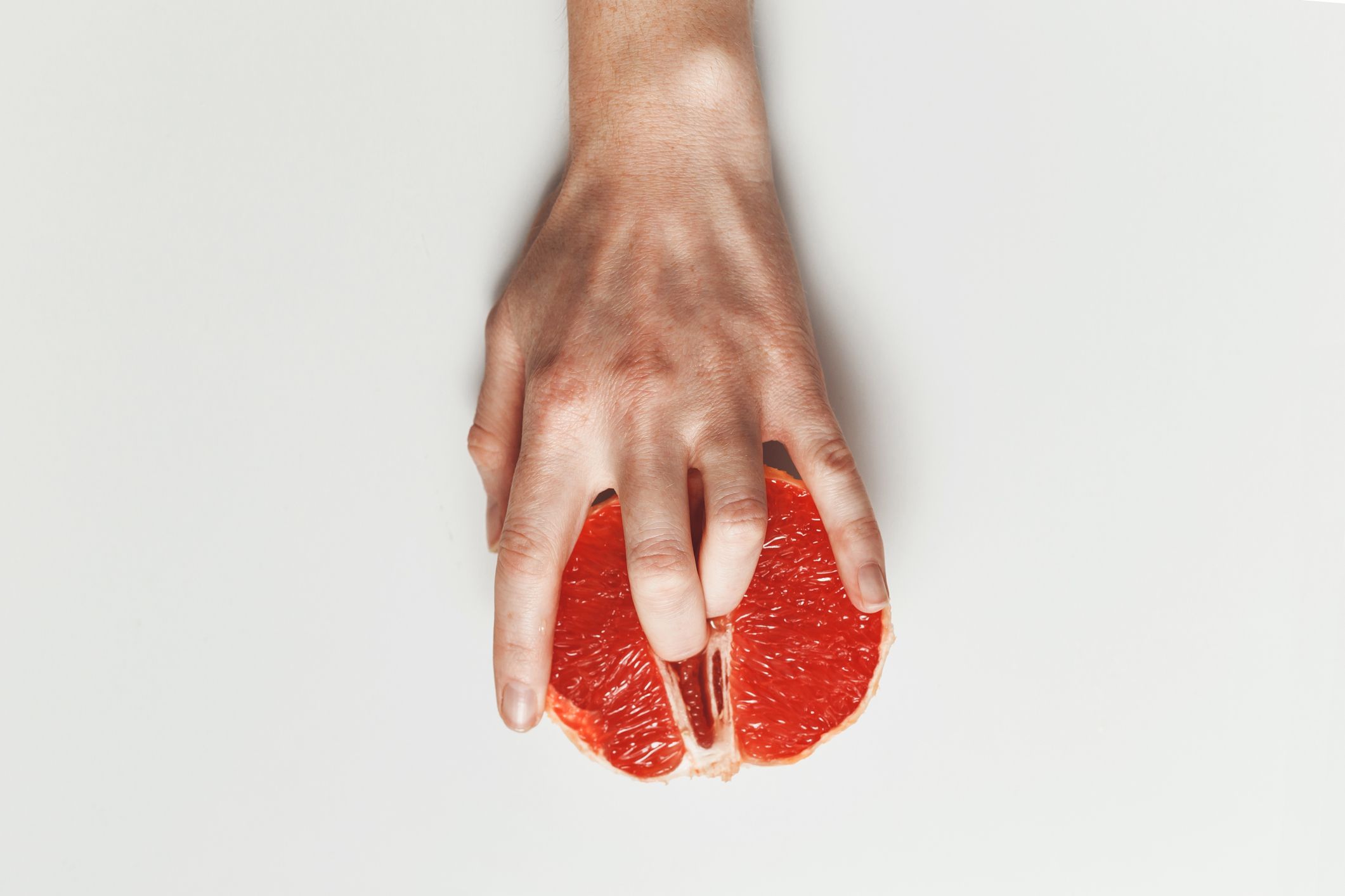 Грейпфрут и пальцы картинка