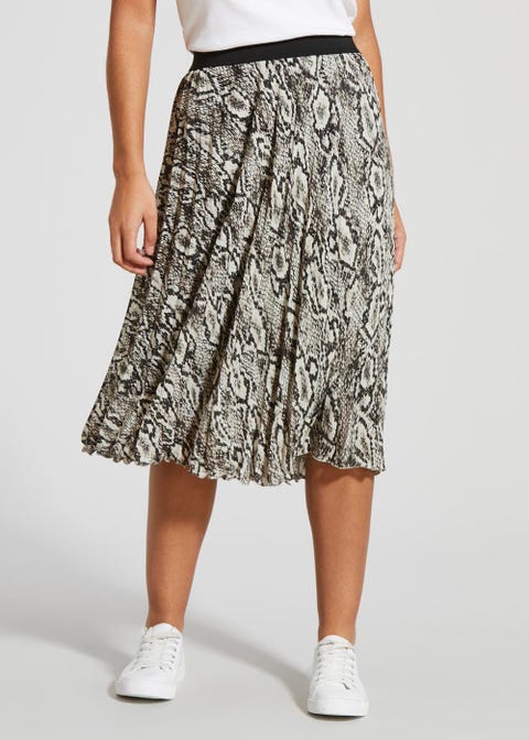 The M&S midi skirt that looks similar to Meghan Markle's stunning dress ...