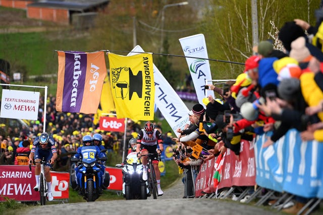 mathieu van der poel en tadej pogacar op de paterberg tijdens de ronde van vlaanderen 2022