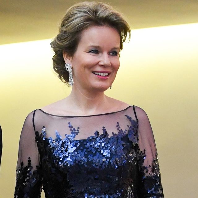 la reina acude a un concierto con un vestido con transparencias