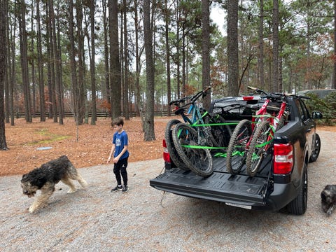 2022 ford maverick loaded with four bikes in the bed
