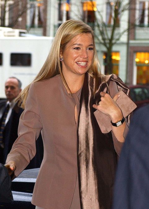 maxima arriveert in oudroze outfit in amsterdam