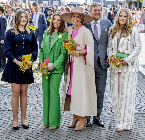 los reyes de holanda celebran el cumpleaños del rey acompañados por sus hijas