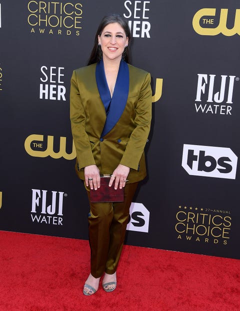 mayim bialik  en los critics choice awards 2022