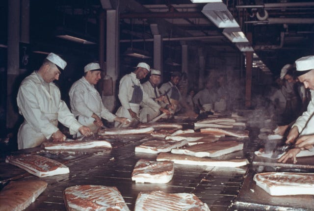 Fleischverpackungsanlage, Chicago Männer bereiten Speck in einer Fleischverpackungsanlage in Chicago, USA, zu, circa 1955, Foto von Archive Photosgetty Images