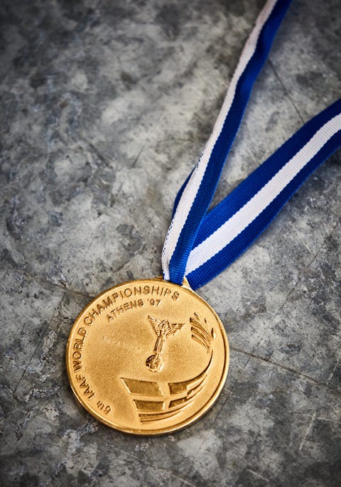 La medalla de oro de Abel Antón en el maratón del Mundial de atletismo de Atenas 1997 la medalla de oro de abel antón en el maratón del mundial de atletismo de atenas 1997