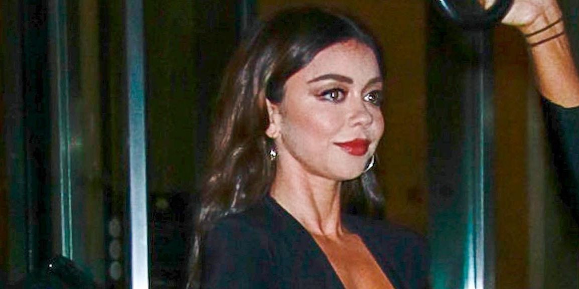 Sarah Hyland's Toned Abs And Legs Are #Goals In A Black Mini Dress