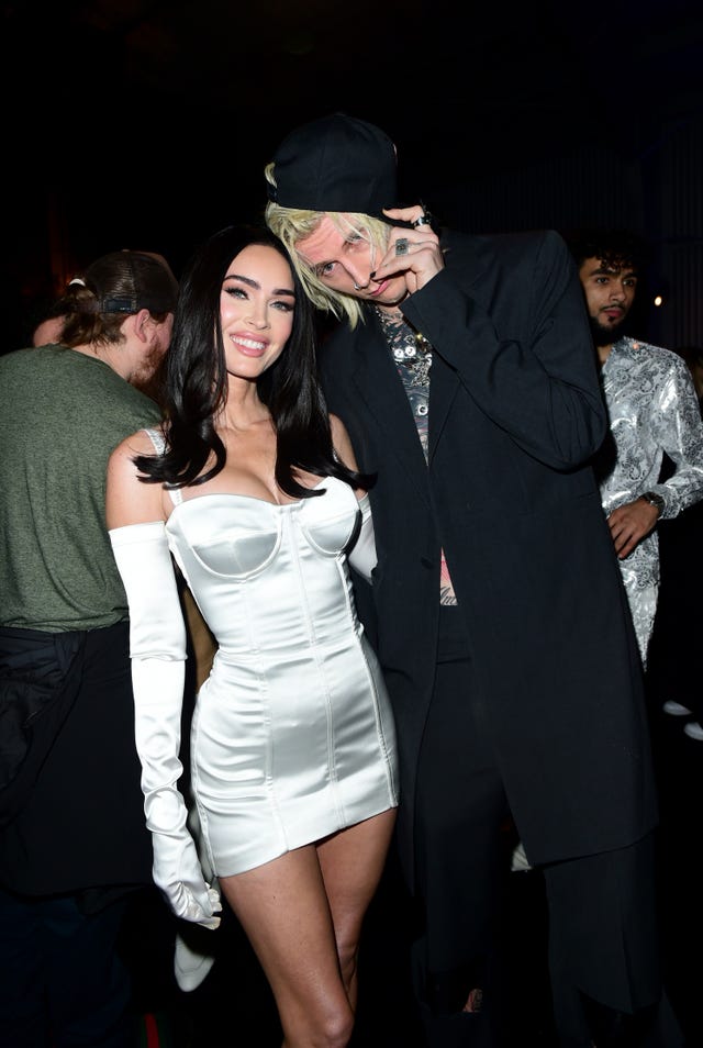 Grupet muzikore universale 2023 pas festës duke festuar çmimet grammy të paraqitura nga merz estetics xperience dhe studio coke