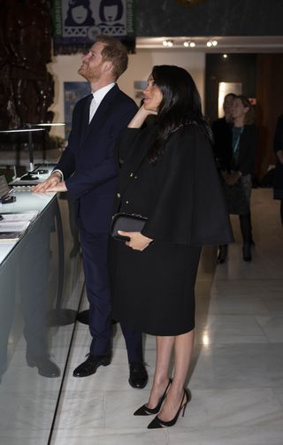 le duc et la duchesse de sussex signent un livre de condoléances à new zealand house