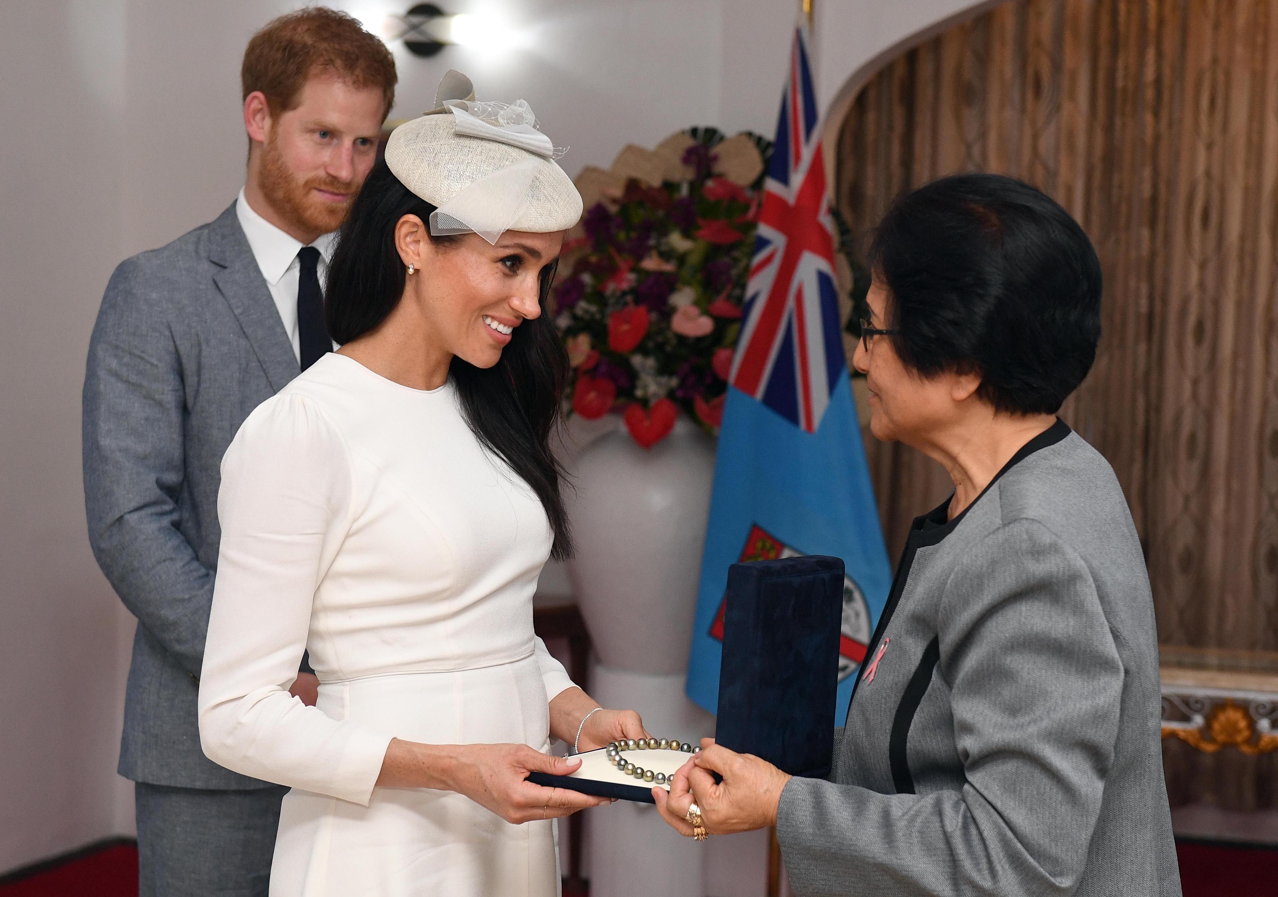 meghan markle pearl necklace