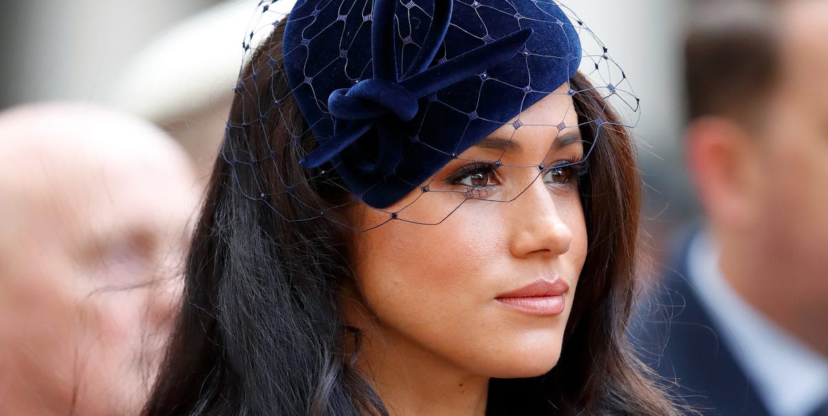 Meghan Markle kiest voor statement accessoires bij herdenking in Londen - VOGUE Nederland