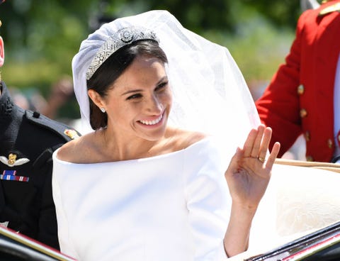 Meghan Markle look: la storia dell'abito da sposa indossato al Meghan Markle look: la storia dell'abito da sposa indossato al